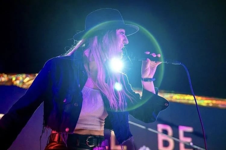 Picture of Mollie Fischer performing